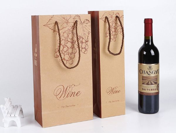 Xem xét lựa chọn chất liệu in túi giấy đựng rượu vang
