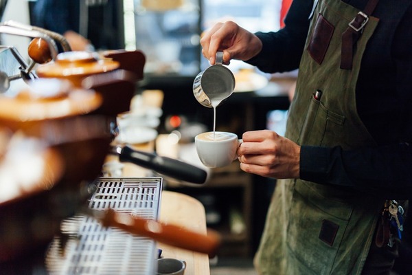 Nhân viên pha chế cần có kiến thức và am hiểu về cafe