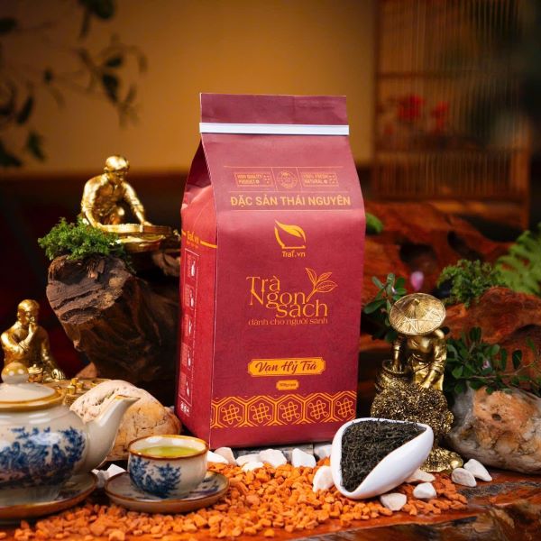 Xưởng sản xuất bao bì trà uy tín, giá rẻ - In Thanh An Bao bì đựng trà mang sắc đỏ trầm ấm, nổi bật giữa không gian thưởng trà truyền thống