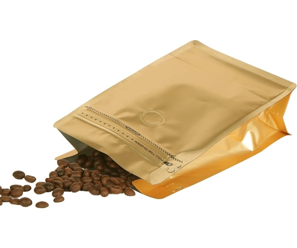 Túi zipper đựng cà phê màu vàng ánh kim, có van thoát khí giúp giữ hạt cà phê luôn tươi mới