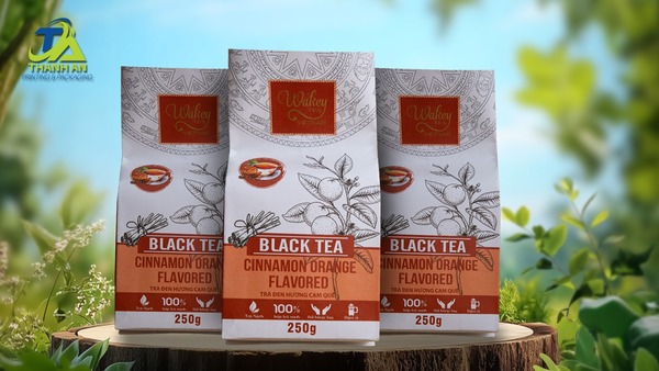 Bao bì trà đen hương quế và cam cao cấp, phong cách hiện đại, bày trí trên mặt gỗ