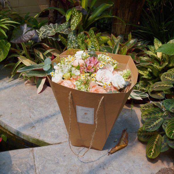 Túi giấy đựng hoa Túi giấy đựng hoa là sự kết hợp hoàn hảo giữa tính thẩm mỹ và thân thiện với môi trường