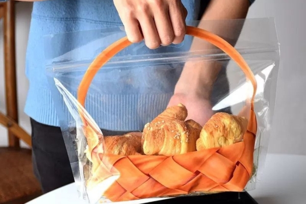 Tổng hợp các loại túi zipper và cách chọn túi zip phù hợp Túi zipper có quai tiện lợi, có thể dùng làm quà tặng hoặc đựng sản phẩm